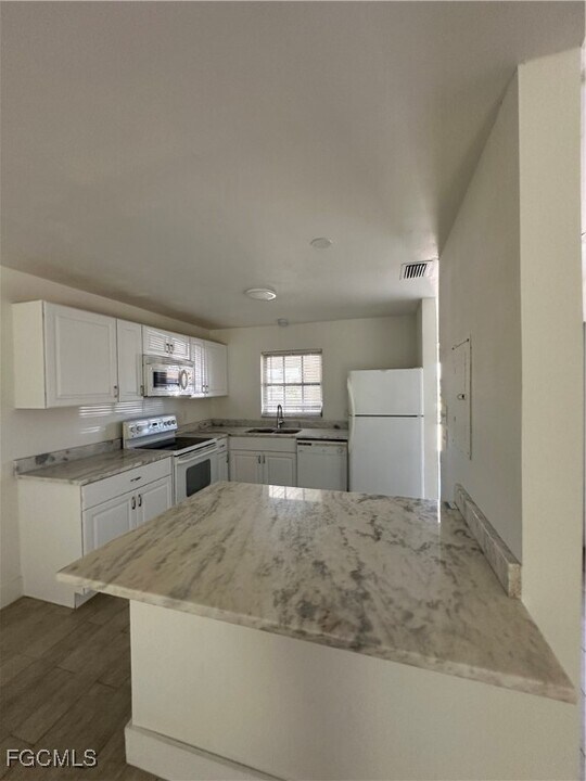 324 Palmetto Dr in Cape Coral, FL - Building Photo