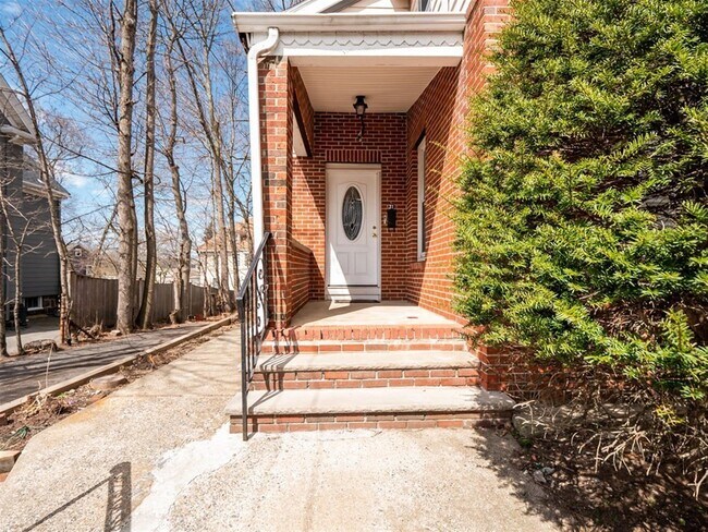 23 Florence St, Unit 1 in Medford, MA - Building Photo - Building Photo