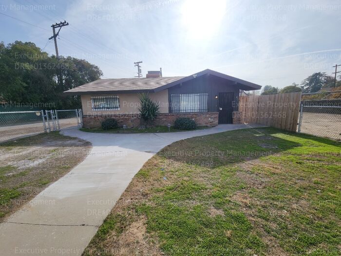 271 Bernard St in Bakersfield, CA - Building Photo