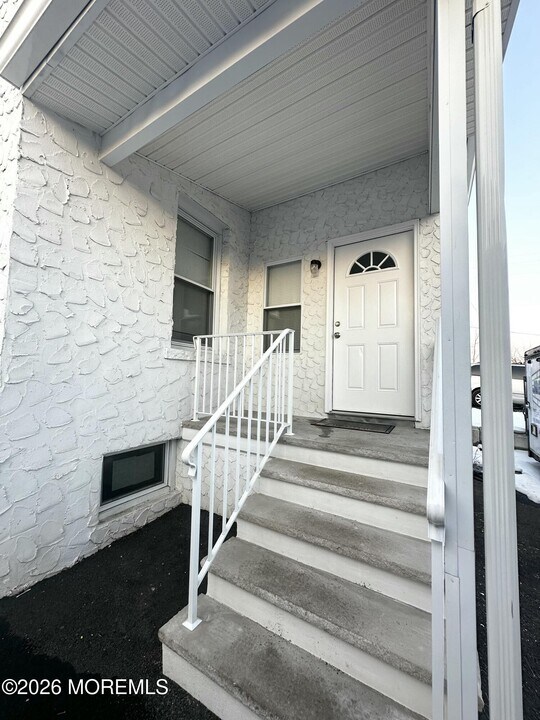 55 Cutters Dock Rd in Woodbridge Township, NJ - Building Photo