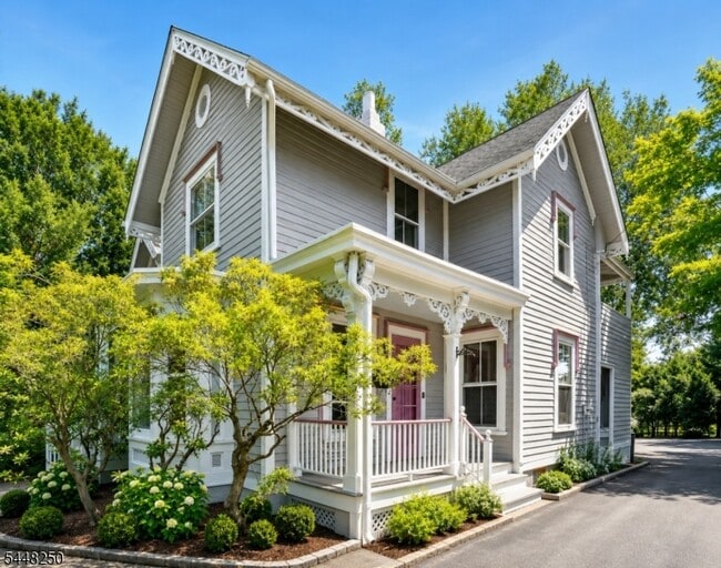 property at 28 Franklin Pl