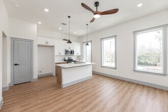 704 S 1st St in Conroe, TX - Building Photo - Building Photo