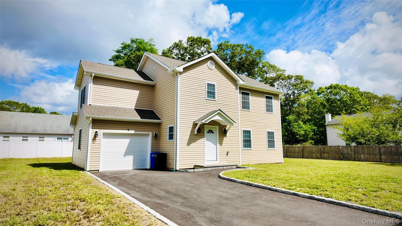5 St James St in Centereach, NY - Building Photo