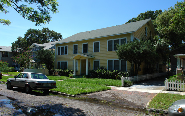 236 11th Ave NE in St. Petersburg, FL - Foto de edificio - Building Photo