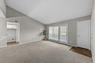 Trinity Village Apartments in Dallas, TX - Building Photo