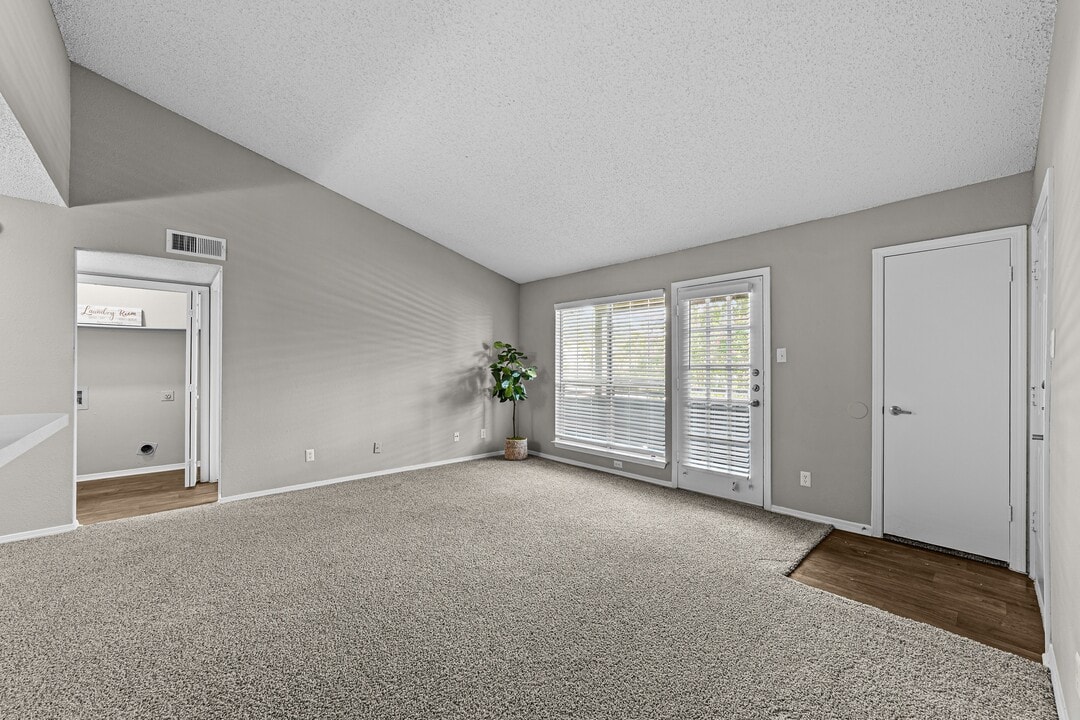 Trinity Village Apartments in Dallas, TX - Foto de edificio