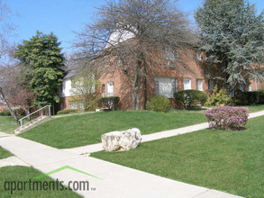 Willow Crest Apartments in Whitehall, PA - Building Photo - Building Photo