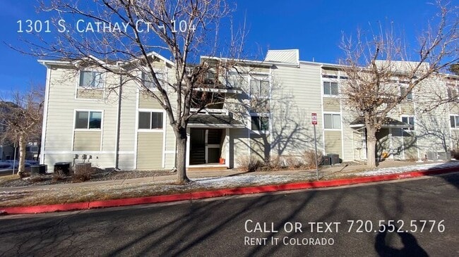 1301 S Cathay Ct in Aurora, CO - Building Photo - Building Photo