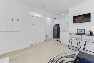 421 75th St, Unit 4 in Miami Beach, FL - Building Photo - Building Photo