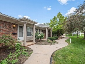 Plymouth Gardens Apartments in Plymouth, MI - Foto de edificio - Building Photo