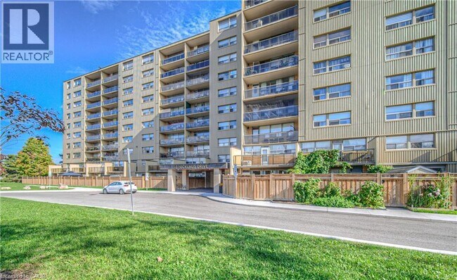 15 Nicklaus Dr in Hamilton, ON - Building Photo - Building Photo