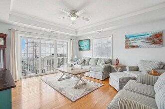 7 F St in Hampton, NH - Foto de edificio - Building Photo