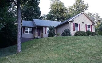 4501 Lynwood Dr in Spring Grove, PA - Building Photo