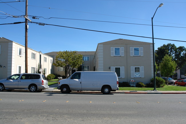 1010 Magnolia Ave in Millbrae, CA - Foto de edificio - Building Photo