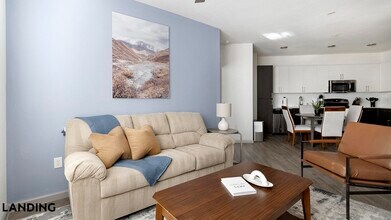 1001 S Center St in Arlington, TX - Foto de edificio - Building Photo