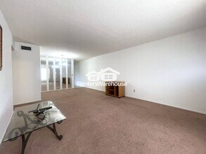 2460 Persian Dr, Unit Apt 44 in Clearwater, FL - Foto de edificio - Building Photo