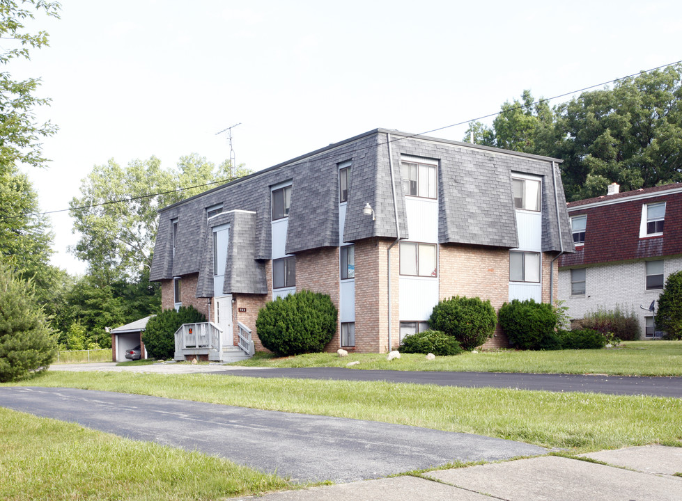 735 Mauro Cir in Warren, OH - Building Photo