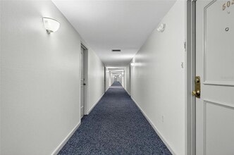 7100 Sunshine Skyway Ln S in St. Petersburg, FL - Foto de edificio - Building Photo