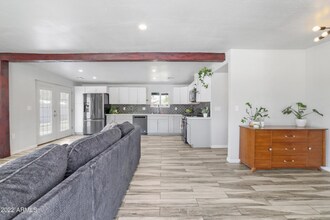 1319 E Orangewood Ave in Phoenix, AZ - Foto de edificio - Building Photo