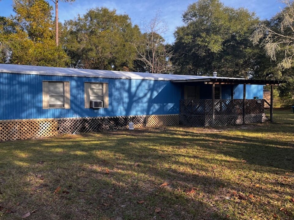 98 Casora Dr in Crawfordville, FL - Foto de edificio