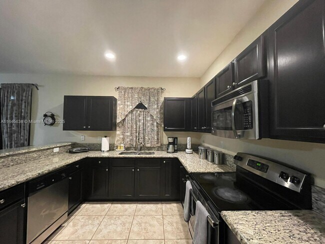 8878 W 33rd Ave in Hialeah, FL - Building Photo - Building Photo