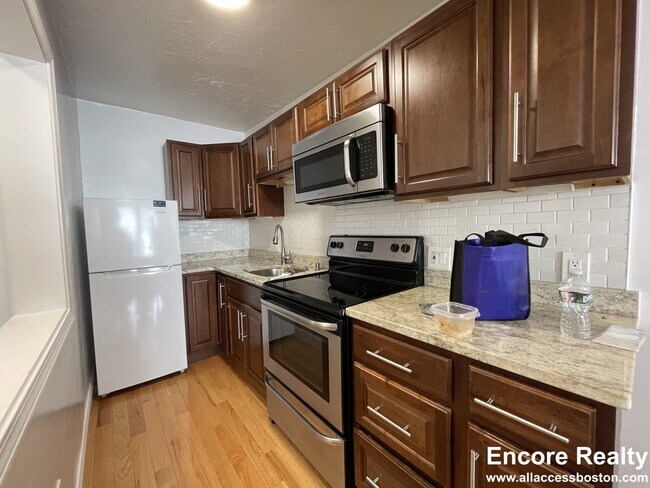 108 Peterborough St, Unit 18 in Boston, MA - Building Photo - Building Photo