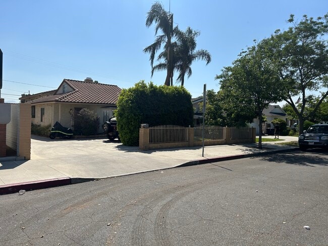 118 S Orchard Dr, Unit ALL UTILITIES INCLUDED in Burbank, CA - Building Photo - Building Photo