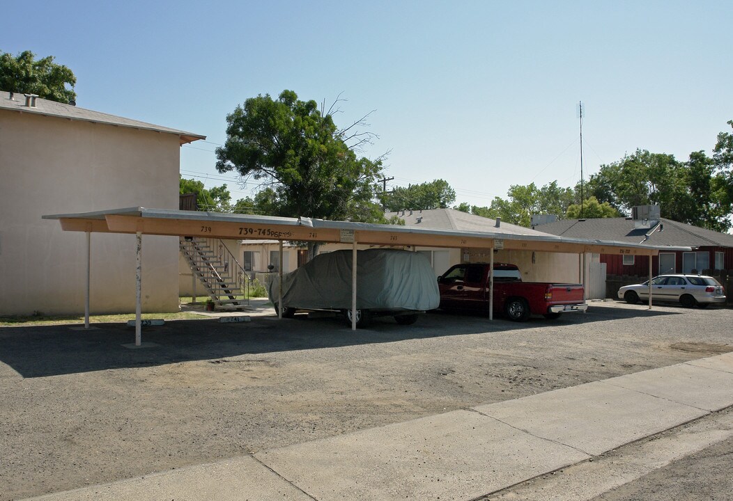 731-745 W Santa Fe Ave in Merced, CA - Foto de edificio