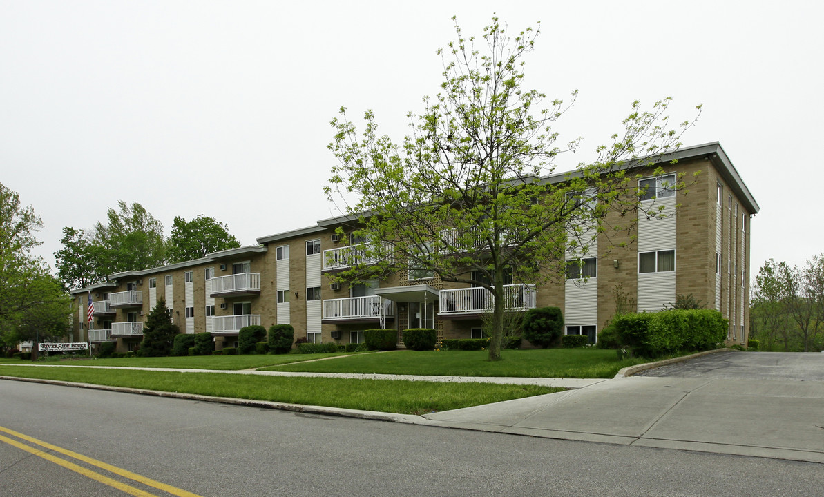 Riverside House Apartments in Willoughby, OH - Building Photo