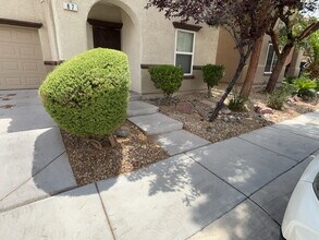 87 Wood Cliff Ave in Las Vegas, NV - Building Photo - Building Photo