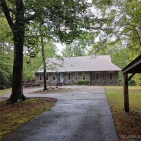 9050 Higgins Rd in Quinton, VA - Building Photo