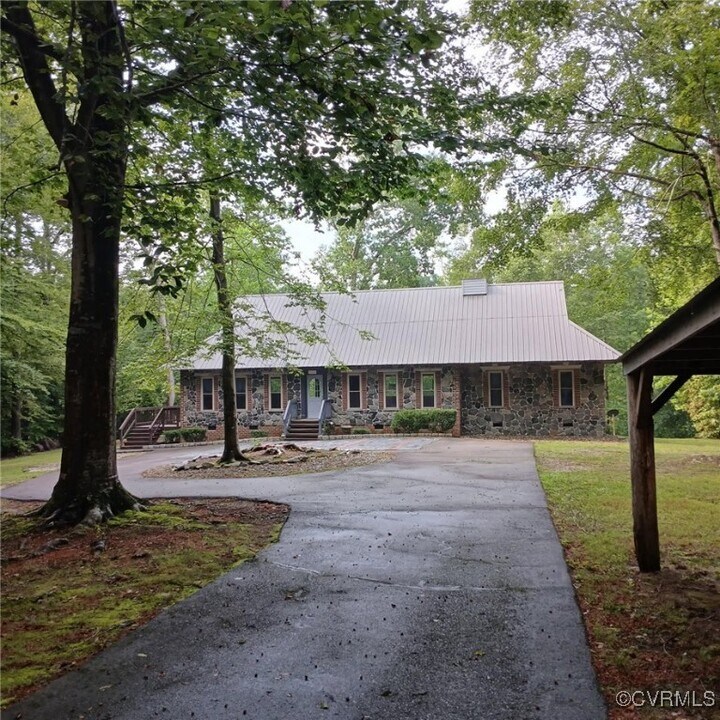 9050 Higgins Rd in Quinton, VA - Building Photo