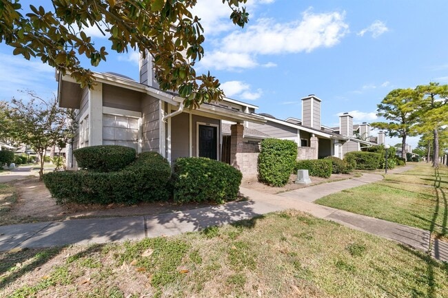 6334 W Airport Blvd in Houston, TX - Building Photo - Building Photo