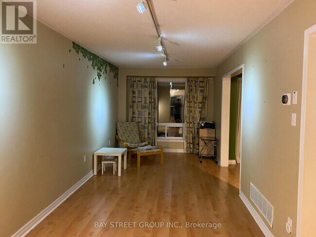 5958 Greensboro Dr in Mississauga, ON - Building Photo - Building Photo