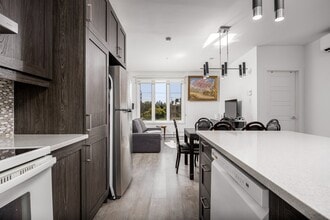 79 Elm Ave in Beaconsfield, QC - Building Photo - Building Photo