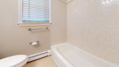 310 Lowell St, Unit 1 in Somerville, MA - Foto de edificio - Building Photo