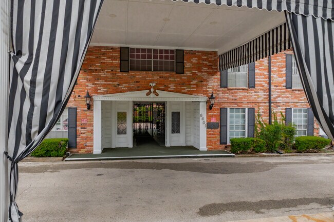 Georgian Condominiums in San Antonio, TX - Building Photo - Building Photo