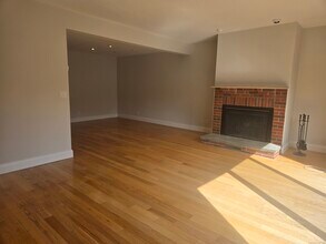 237 Strawberry Hill Ave in Stamford, CT - Building Photo - Building Photo