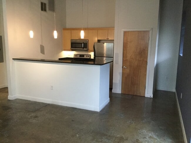 property at 1101 W Marshall St