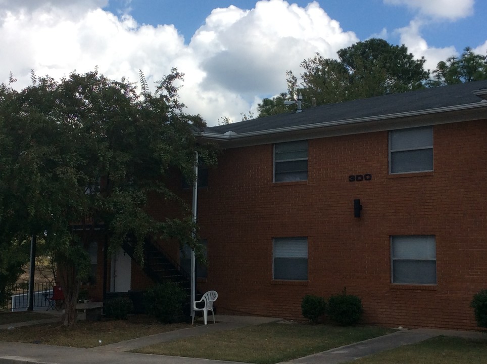 Kings Forest Apartments in Leeds, AL - Building Photo