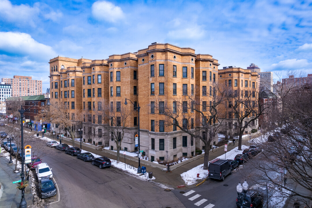 Commodore in Chicago, IL - Foto de edificio