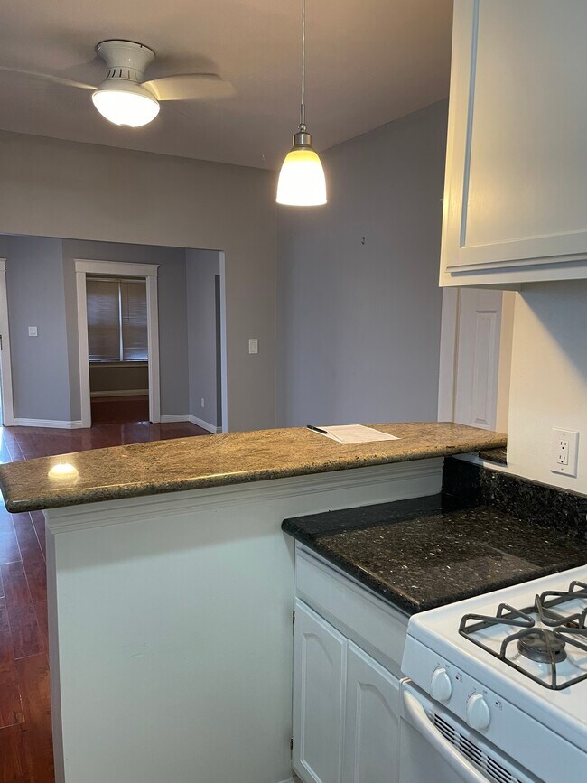 1243 N Edgemont St, Unit 1 Bedroom Apartment in Los Angeles, CA - Building Photo - Building Photo