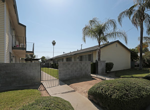 1419-1427 Minnewawa Ave in Clovis, CA - Building Photo - Building Photo