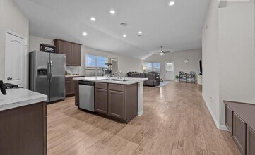 689 Forest Bend Ln in La Marque, TX - Building Photo - Building Photo