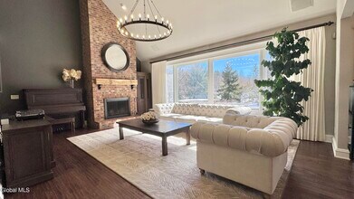 9 Oakbrook Blvd in Saratoga Springs, NY - Building Photo - Building Photo