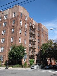 64-21 Booth St in Flushing, NY - Foto de edificio - Building Photo