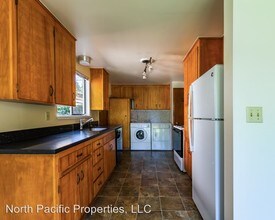 633 W Emerson St in Seattle, WA - Building Photo - Building Photo