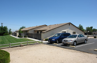 17486 Sequoia Ave in Hesperia, CA - Foto de edificio - Building Photo