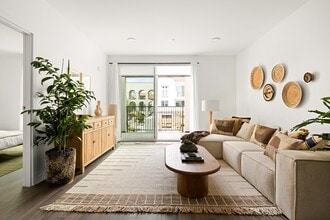 Eddy Redondo Residences in Redondo Beach, CA - Foto de edificio - Building Photo
