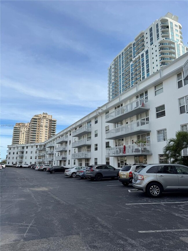 1913 S Ocean Dr in Hallandale Beach, FL - Building Photo - Building Photo